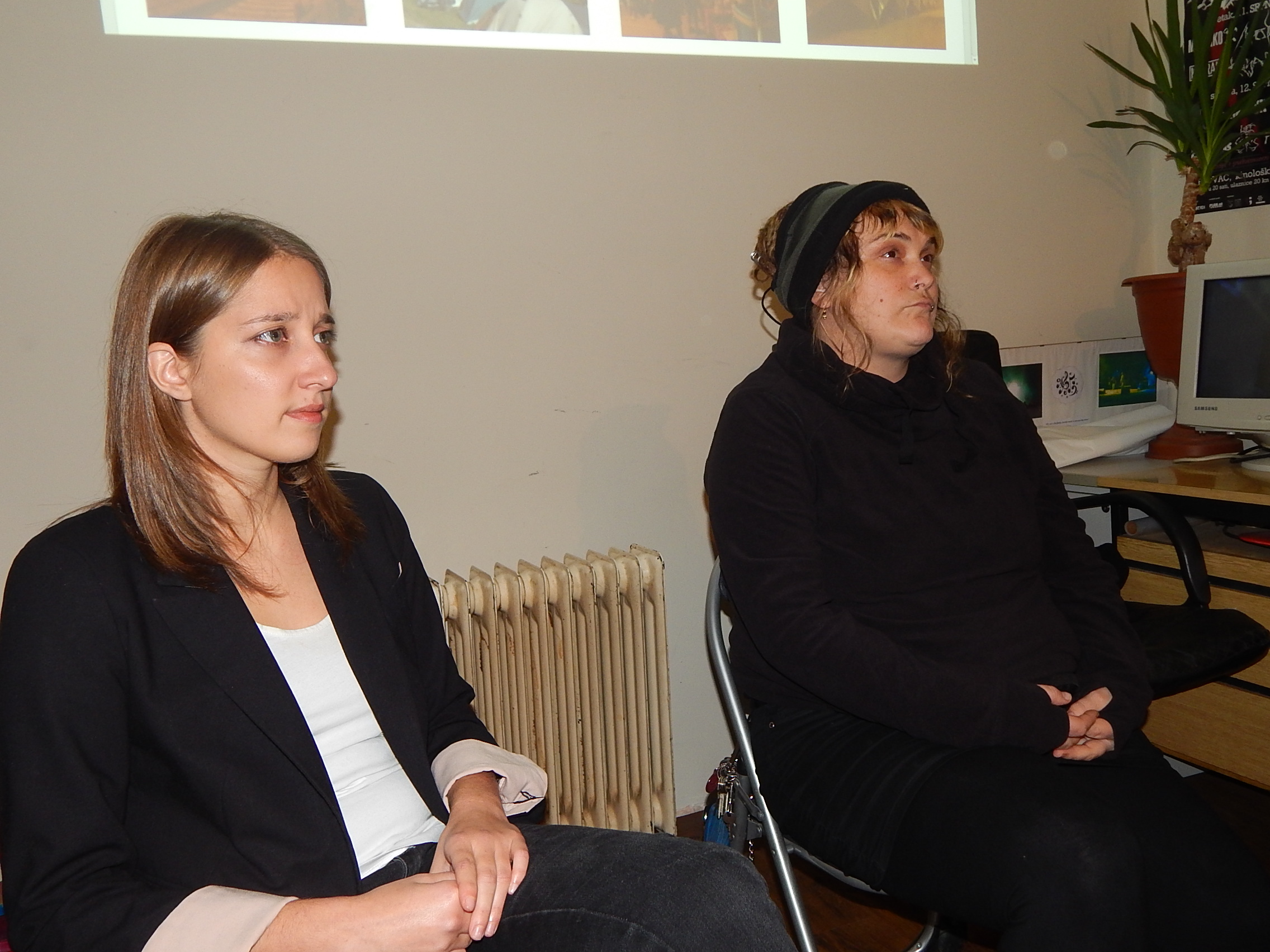 Sunčica Brnardić i Sanja Burlović predstavile inicijativu "Welcome!/Dobrodošli!" u info-shopu Male urbane zajednice u Karlovcu 2. studenog 2015. Foto: Marin Bakić