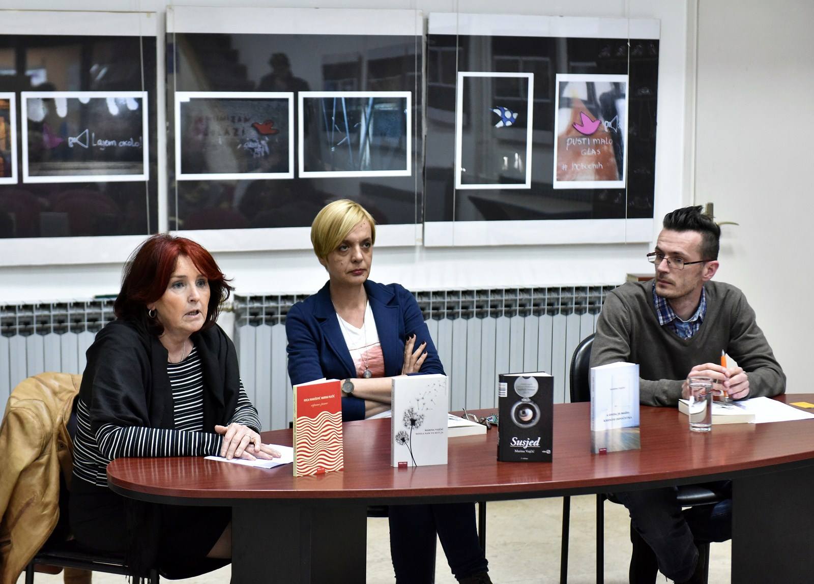 Književnica Marina Vujčić (u sredini) gostovala je 29. ožujka 2016. godine u Knjižnici za mlade u Karlovcu. Foto: Igor Čepurkovski/Gradska knjižnica "Ivan Goran Kovačić"