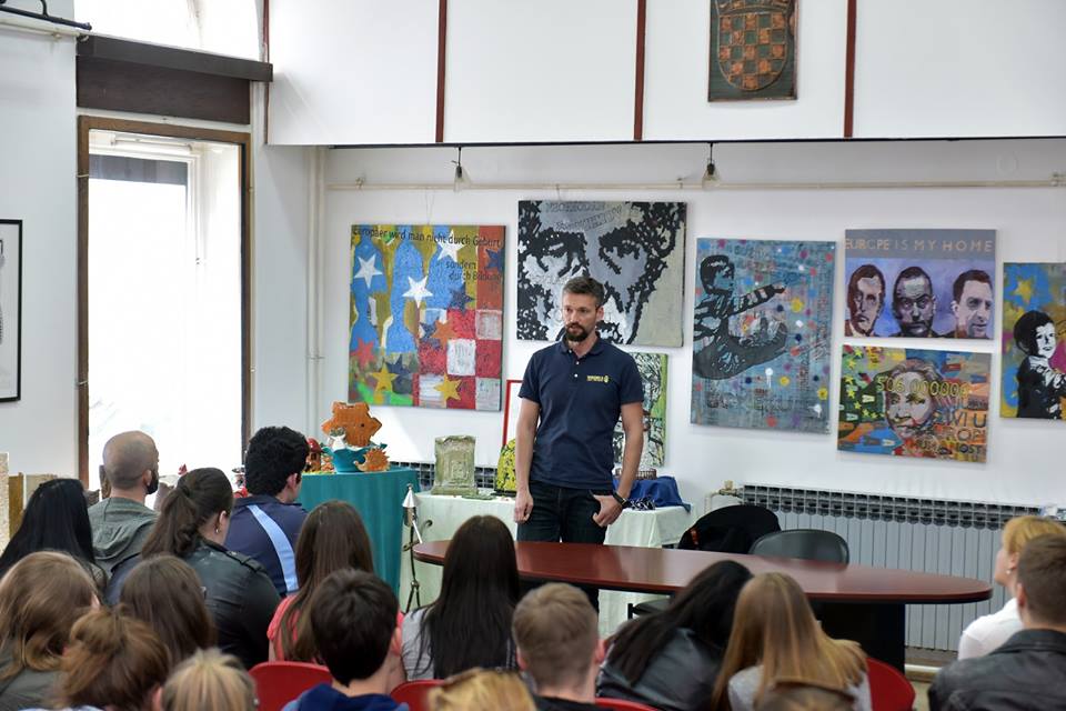 Davor Simičić na predavanju u Knjižnici za mlade u Karlovcu. Foto: Igor Čepurkovski/Gradska knjižnica Ivan Goran Kovačić