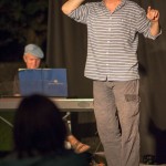 Glumac Vili Matula odigrao je u Kamanju 10. 9. 2016. u suradnji s Igorom Pavlicom, a u sklopu Festivala DOK - festivala za ljude dobre volje - predstavu "Postdiplomsko obrazovanje". Foto: Denis Stošić