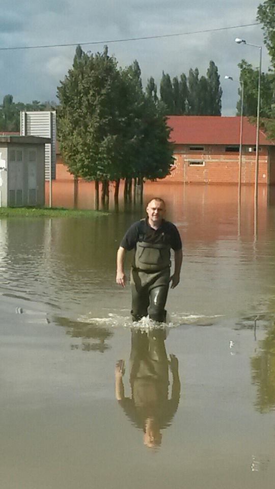 Damir Jelić u poplavi. Izvor: Službena facebook stranica gradonačelnika