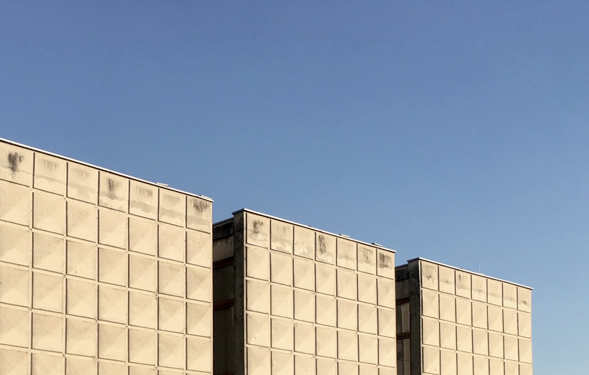 Galerija "Vjekoslav Karas". Pojam „brutalizam“ u arhitekturi veže se uglavnom za djela arhitekata u periodu od 1950-1975. godine koji su isticali važnost iskrenog i autentičnog korištenja materijala na način da se oni koriste u izvornom obliku bez naknadnih obloga ili obrada koje bi sakrile pravu prirodu i ljepotu materijala. Najčešće se pojam brutalizma veže za objekte izvedene u sirovom, natur-betonu (beton-brut), no često je i oblikovanje u opeci, kamenu, drvu, čeliku bez naknadnih obrada materijala Foto: Luka Krmpotić